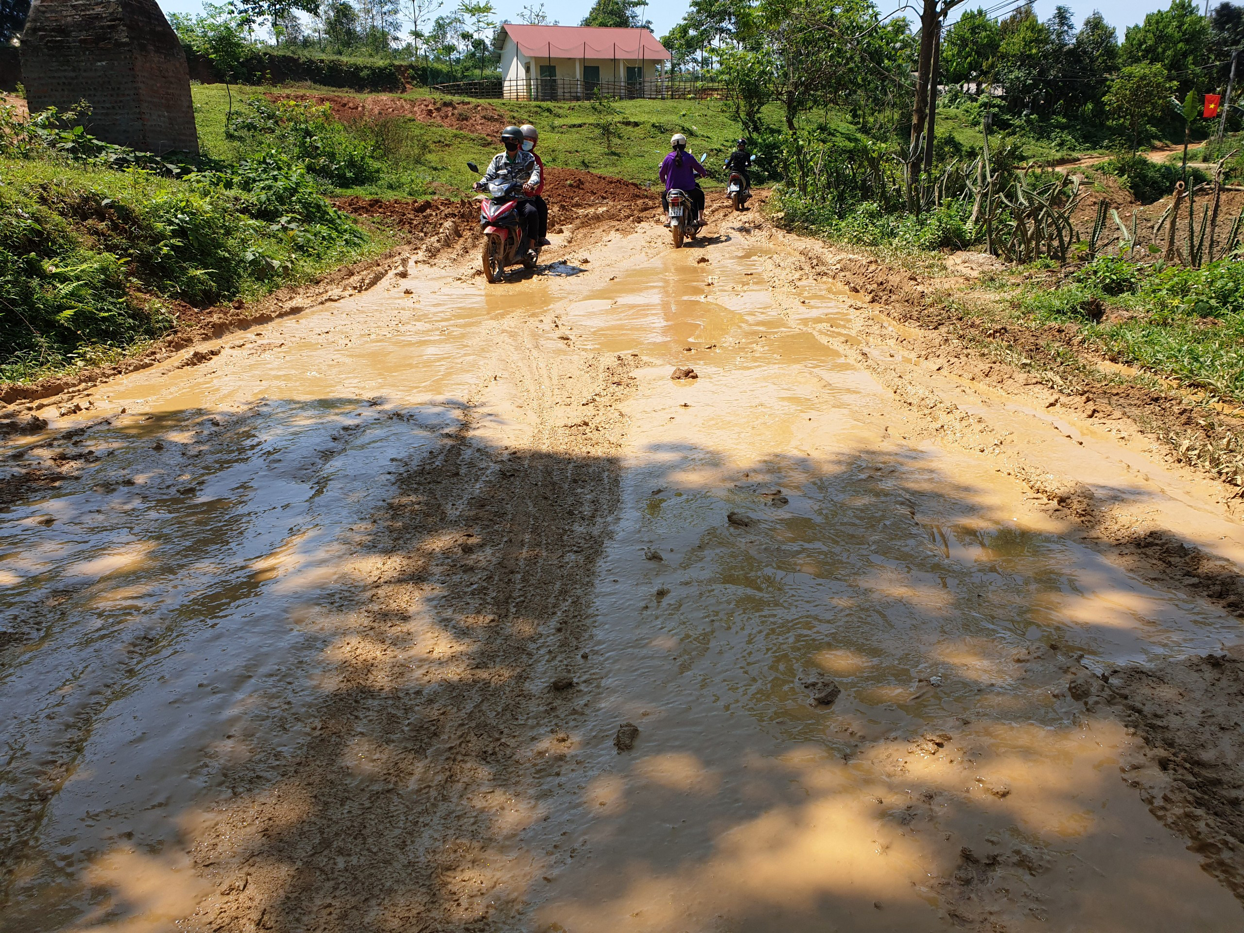 Xe tải trọng lớn phá nát đường liên xã